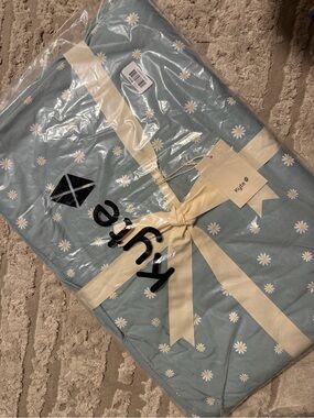 Kyte Baby Daisy Print Youth Blanket - NIB